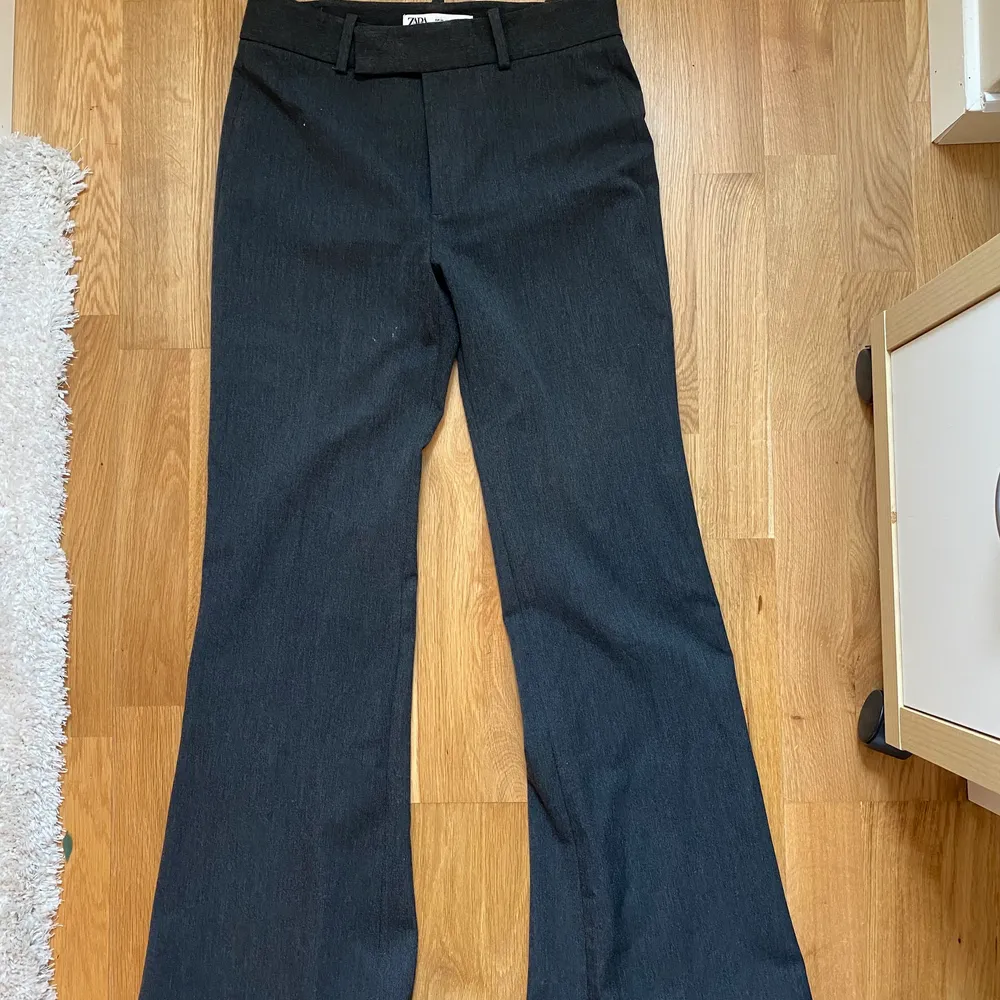 Gråa kostymbyxor från zara! Storlek 34, är 166 cm lång. Knappt användna. Jeans & Byxor.