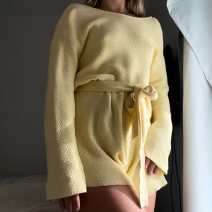 Gul jumpsuit - En gul jumpsuit i strl 34 från märket Saboskirt. Endast använd ett fåtal gånger så fortfarande i väldigt bra skick. Bandet sitter löst.