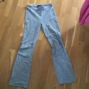 Grå bootcut - Grå utsvängda/bootcut tights