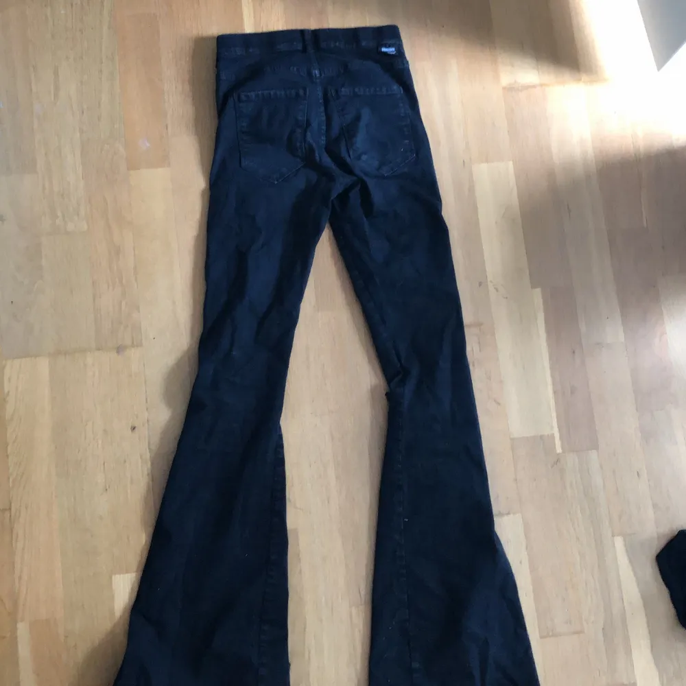 Svarta dr denim jeans med hål i knäna. Nypris 600kr. Jeans & Byxor.