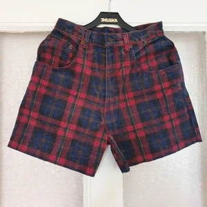 Rutiga shorts  - Snygga rutiga shorts köpta på beyond retro! Har klippt de kortare själv då var väldigt långa innan. Står storlek 7 på lappen, och skulle gissa på att det är typ S eller 36. Skriv om du har fler frågor eller vill ha mått :^)