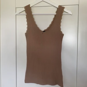 linne - jättefint linne med spetsdetaljer, knappt använd🫶🏻 Stretchigt material