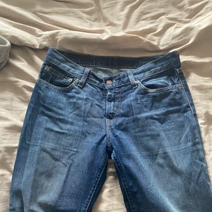 Lågmidjade levis jeans  - Lågmidjade jeans från levis. Märket där bak är lite slitet kolla andra bilden (:  jag är 165 och dom är lite för långa. 