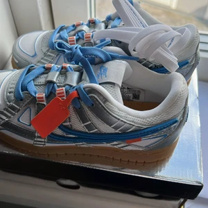 Nike air rubber dunk off-white - Säljer ett par Nike dunk off-white för 800 dom har aldrig varit använda. Dom är äkta  