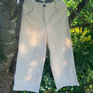 3/4 Manchesterbyxor HM strl.42 - 3/4 vita Manchesterbyxor. Jävligt snygga och sköna. Ett par småfläckar som förmodligen försvinner om man skrubbar lite, men inget som stör.  De är från HM och är i storlek 42.