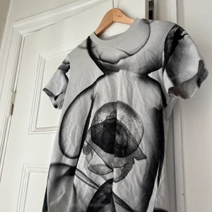 EYTYS X-Ray t-shirt - Eytys, AW21. Oanvänd t-shirt från X-ray kollektionen. Storlek S för kvinnor, XS för män.