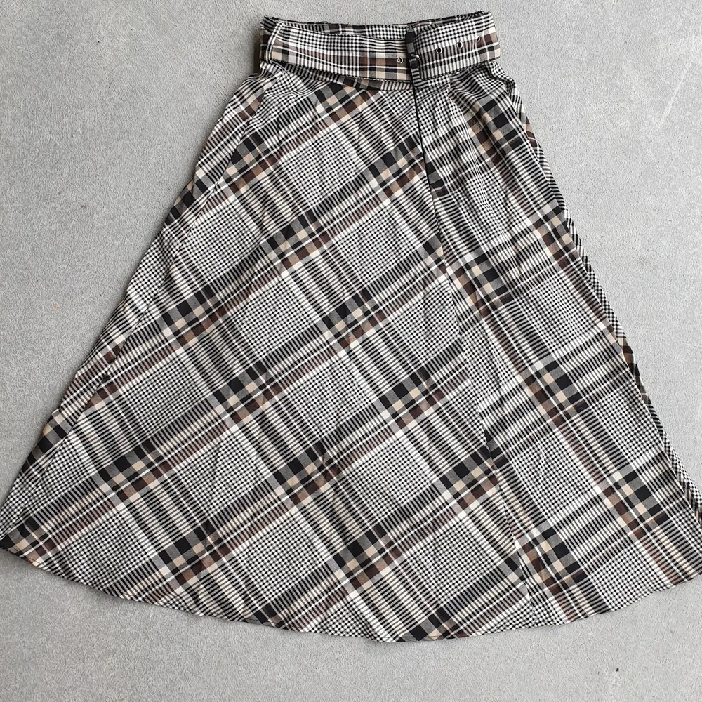 Gorgeous belted midi skirt with plaid pattern. Lovely neutral and brown color story for a classy, feminine look.. Kjolar.