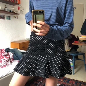 Prickig kjol - Prickig kjol från Zara i superskick! Den har insydda undershorts, vilket är jätteskönt å bekvämt! Storlek M men passar också mig som är S