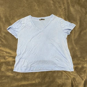 Zara T-shirt  - Basic v-ringad T-shirt från zara. Köpt från hemsidan. I storlek M men sitter bra på en s också lite mer avslappnat.