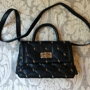 Väska - Från asos med guldiga blixt detaljer, köpt för 500kr. Säljs för 300kr