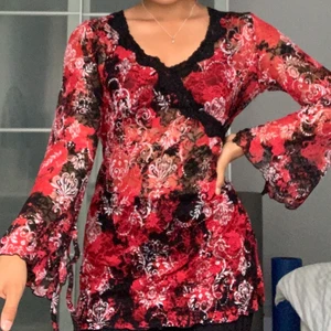 Röd Spets Topp - En cool mesh/spets topp från Kappahl i storlek L. Jättesnyggt mönster och i bra skick.