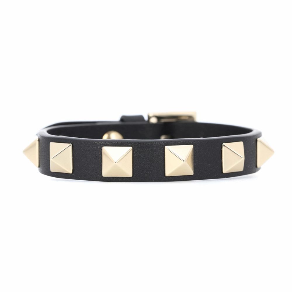 Snyggt valentino armband i superfint skick, väldigt sparsamt använd! Nypris 2200kr, köpt på Mytheresa och allt medföljer (extra nitar bla) samt kan skicka bild på kvitto. 🖤 i färgen svart. Accessoarer.
