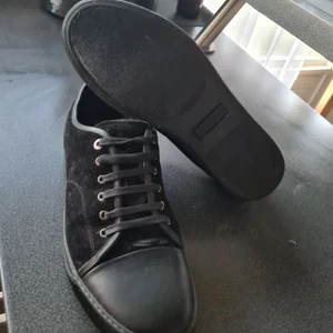 Lanvin  - Lanvin skor använda 5/6 gånger super bra skick, men sitter inte bra på mina fötter därav säljer jag dem. Har inte kvar kvitto eller lådan därför priset. De är väldigt stora i storleken så de passar nog 45 också.