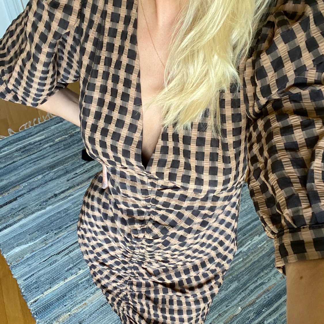 V-ringad rutig kortklänning - 91