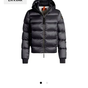 PARAJUMPER JACKA - Min lillebrors jacka som han vill sälja. Pris kan diskuteras. BRA SKICK✅ Köpt för 3400kr. Köpt i januari så jackan är knappt använd:)