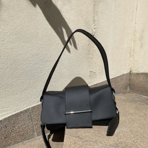 FRÖ - väska  - Väska från märket frö i läder gjort av kaktus. Väldigt fin och helt ny, ligger fortfarande i sin plast, originalpris 3000 säljer för 2500. Vid snabbt köp 2000