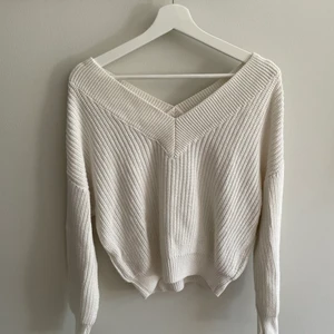 Vit tröja - Tröja från NA-KD. V-ringning i fram och bak.