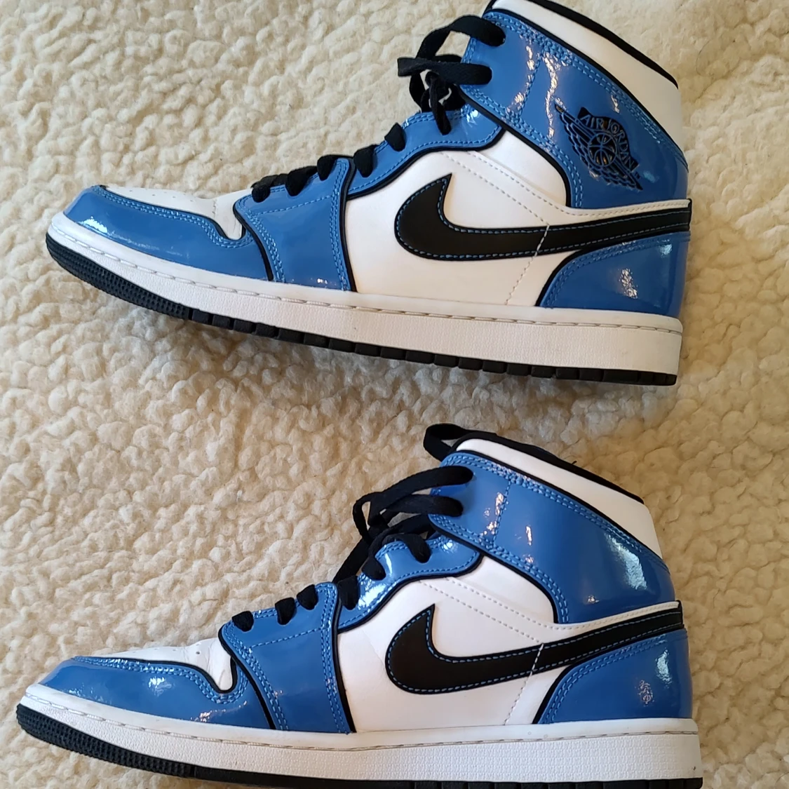 Nike Air Jordan 1 Mid "Signal Blue"
