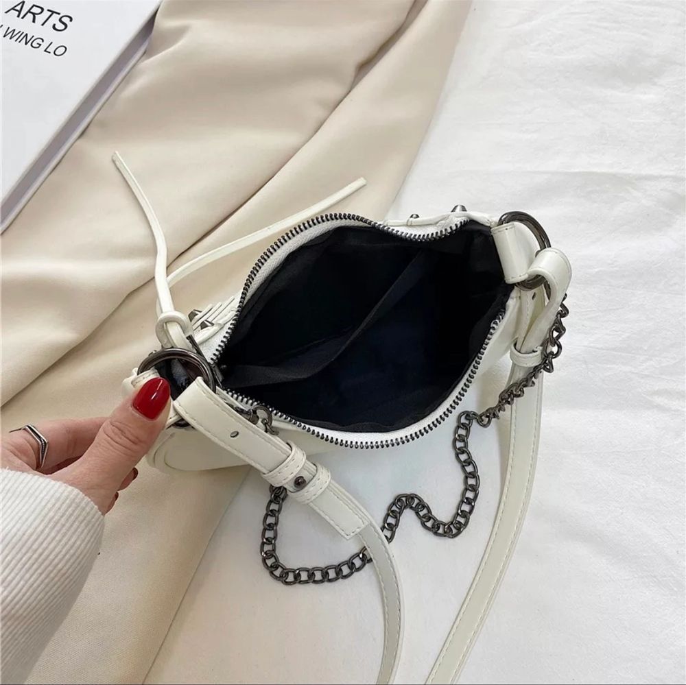 Såå jättesnygg balenciaga liknande väska som funkar hur bra som helst i sommar! Skriv gärna ifall du är intresserad och vill ha fler bilder💞 Säljer likadan väskor i andra färger i profilen! beställningsvaran tar ungefär 14 dagar att komma!🤍 Policy i bio💞. Väskor.