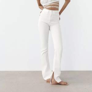 Vita jeans från Zara. Prislappen kvar på båda byxorna. Finns i storlek 36 och 38. Pris 359 exklusive frakt. Varan är slutsåld på Zaras hemsida