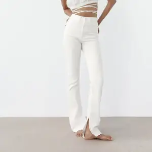 Vita jeans från Zara. Prislappen kvar på båda byxorna. Finns i storlek 36 och 38. Pris 359 exklusive frakt. Varan är slutsåld på Zaras hemsida