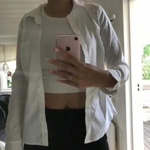 VIT SKJORTA FRÅN H&M - Vit, somrig skjorta från H&M! Ett jättefint basic plagg i bra kvalitet som passar till ALLT!✨