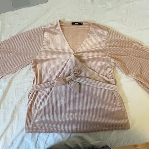 Tröja topp  - Tröja/topp i storlek M Från bikbok