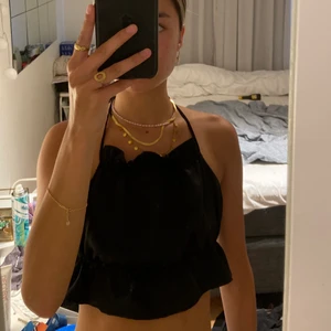 Fin festtopp  - Säljer denna toppen som passar perfekt till fest! Endast använd 2 gånger och köpt från bikbok i storlek xs men passar även s då man knyter den både uppe och nere! 