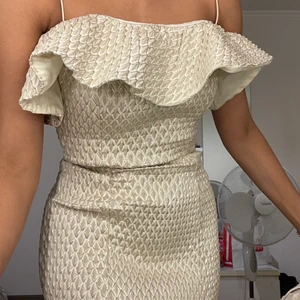 Gul festklänning - Guld/beige fest klänning, använd en gång 