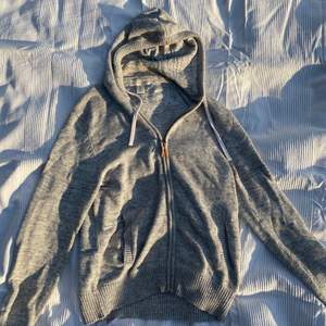 En superfin stickad zip-up hoodie