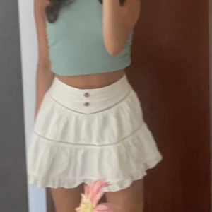 Volangkjol  - Säljer denna vit/beiga volangkjol från Zara då den är lite för stor på mig. 