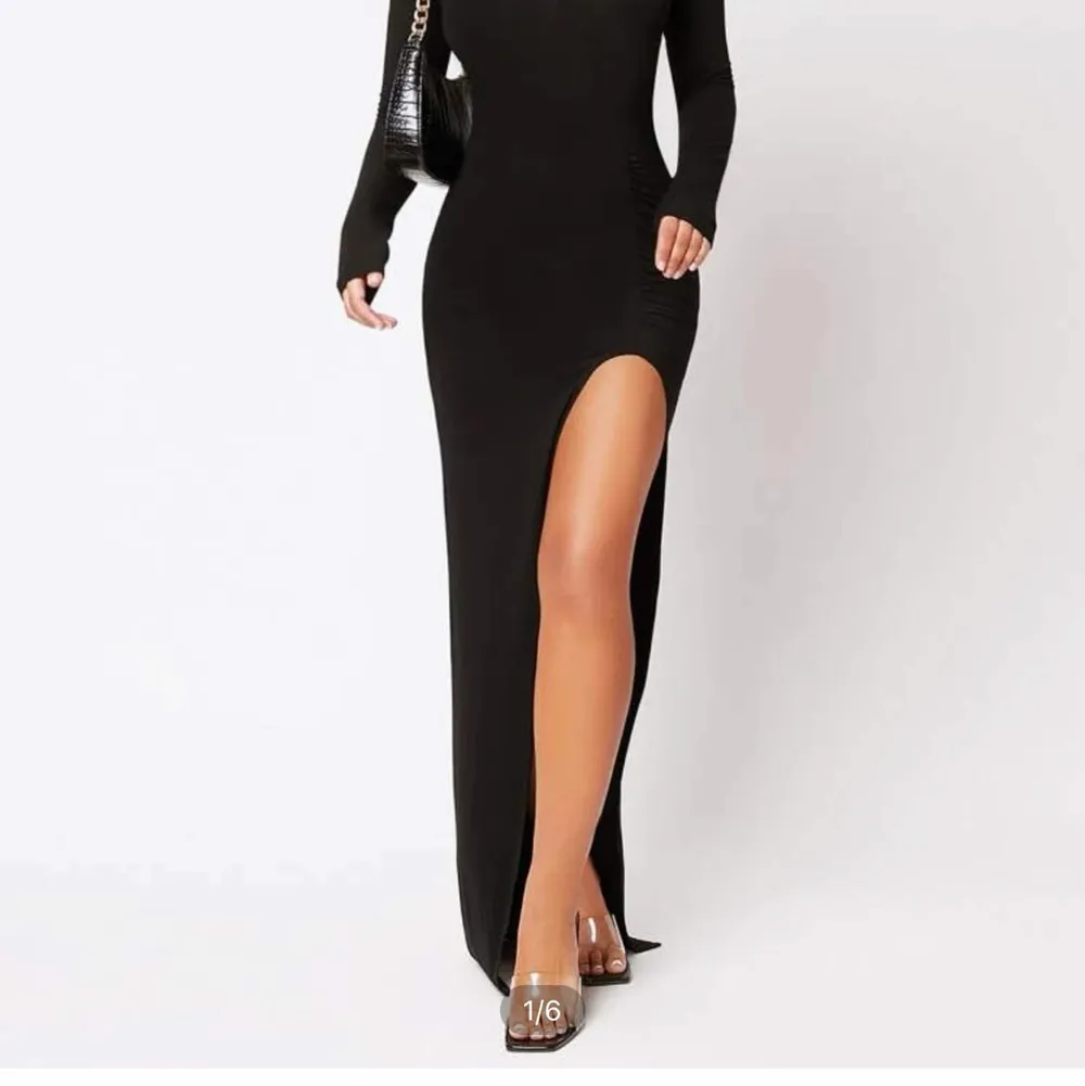 Säljer denna helt oanvända klänning, då den är för stor.  Kan tänka mig byta mot en mindre storlek:) OBS! Endast provad! . Klänningar.