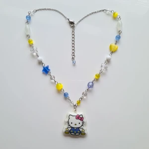 Hello Kitty Vågen  - Handgjort halsband med ett hänge från Sanrio 2013! Jag kan även byta ut eller göra om med andra färger, om det önskas!  material som använts är: Rostfritt stål, Glas, plast och akryl pärlor.  Längd är ca 40,5cm + 4,5cm extra längd.