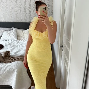 Söt gul klänning  - Storlek 38, aldrig använd med tagg och lapp kvar! Super söt, köptes för 800kr.