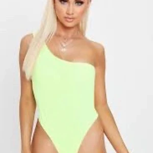 Neon gul body  - Storlek S prislapp kvar. Köpt på bikbok, det är väldigt tjockt material så inte alls genomskinlig