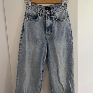 Straight jeans strl 26/32 - Nästan oanvända jeans från Vero Moda i strl 26/32. Väldigt fint skick! (Lite små i storleken)