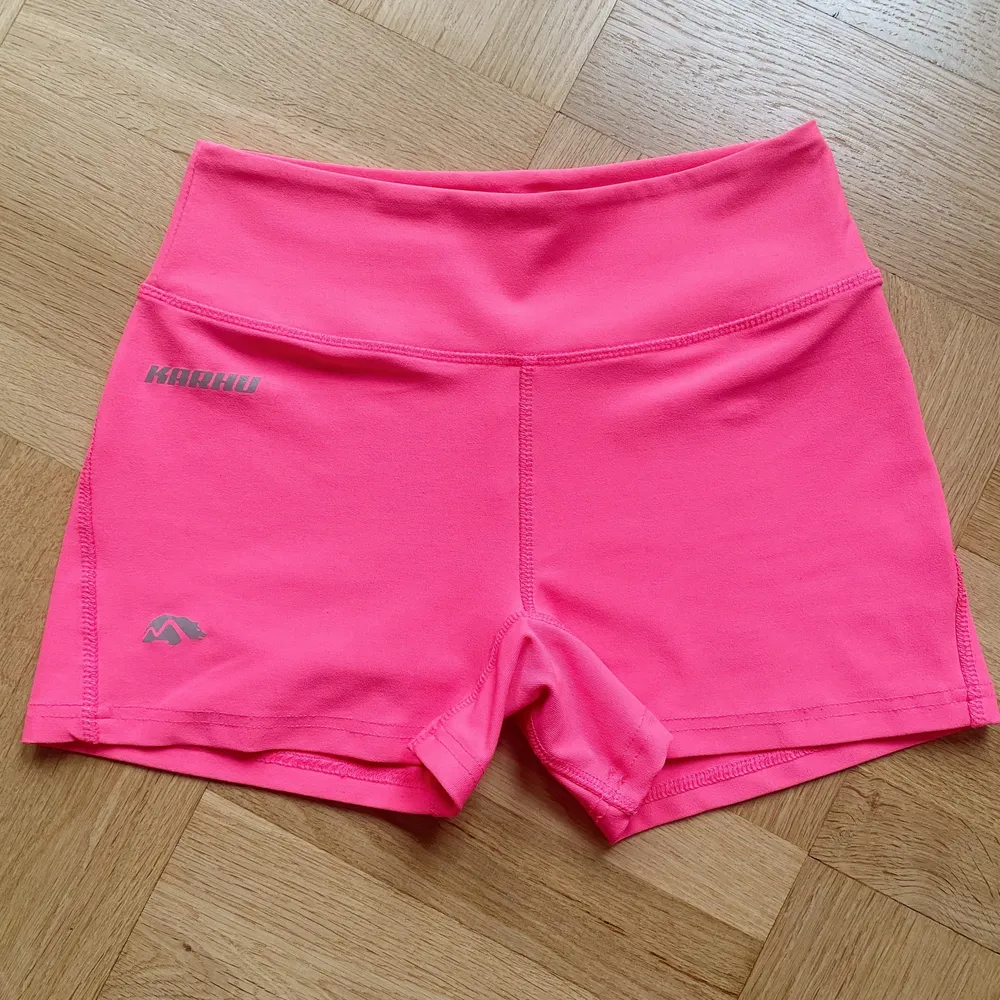 Korta tränings shorts i en neonrosa färg! Väldigt sköna och sitter bra,  Dom är knappast använda och därför jag säljer! . Shorts.