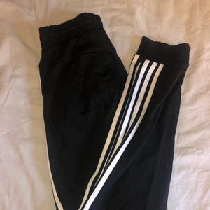 Adidas mjukis - Säljer dessa Adidas mjukisarna i storlek M men passar mig som brukar ha S. 