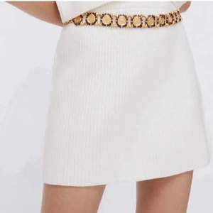 Säljer denna vita stickade kjol från zara! Superfin, använd en gång då den är för stor för mig!