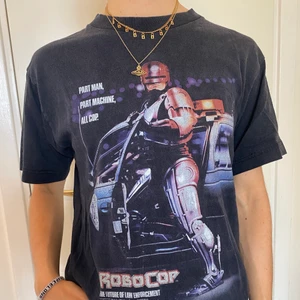 Vintage t-shirt - Världens snyggaste t-shirt som är gråaktig i färgen 💓 står ingen storlek i men jag på bilden bär XS/S.