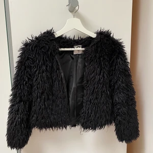 Pälsjacka - En jättefin fuskpälsjacka i mycket bra skick till barn. Jackan är köpt för 500 kr från Cubus. 