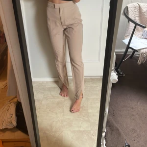 Kostymbyxor - Beige kostymbyxa från na-kd. Knappt använda💕