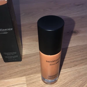 Bareminerals foundation - Säljer denna då jag köpte för mörk den är i färgen TRUFFLE 29, aldrig använd inte ens testad💕 jag betalar frakten