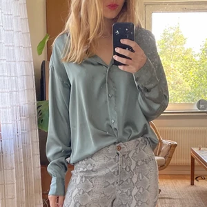 Turkos skjorta - De sista två bilderna är inte exakt samma modell men samma färg och passform, kragen och axelpartiet ser annorlunda ut. Storlek S, satin, bra skick.