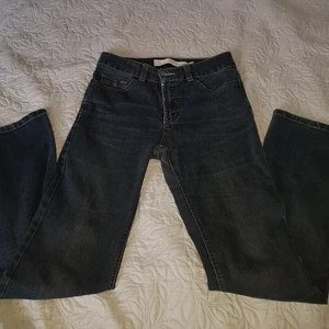 Low rise jeans - Säljer de här denim regular low rise jeans i färgen marinblå och i storlek 34. Dem här jeansen skulle passa någon som är XS/S. Dem är i mycket bra skick, säljer för jag längre inte använder.