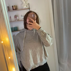 Hoddie  - Jätte fin hoddie från lager 157 som är lite stor på mig med vanligtvis storlek s 