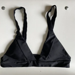 Bikini - En svart bikini med vaddering. Alldrig använd då den är för stor❤️