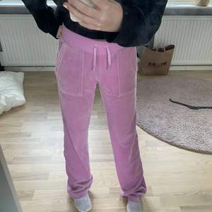 Jag säljer mina rosa juciy couture byxor. Jag är 157 cm och har storlek xs, har inte använt de så många gånger och de är rätt så nya.