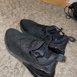 Nike Air Max 270 - Svarta Nike Air Max 270. Köptes för 1400kr men säljer för 500kr. Storleken är 39. 