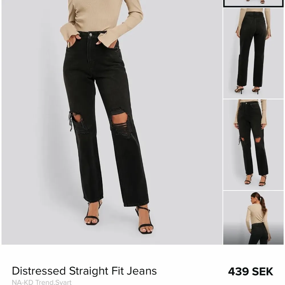Säljer mina jeans från nakd med hål på knäna, de är använda men ändå bra skick! Köptes för 439kr säljer för 200 + frakt🫶🏼 bara o ställa frågor om det behövs💓. Jeans & Byxor.